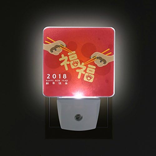 NAANLE Conjunto de 2 feliz ano novo chinês 2018 Capuzinhos de pata de cachorro de cachorro chinês Fu Blessing On Red Auto Sensor Led Dusk To Dawn Night Light Plug in Indoor for Adults